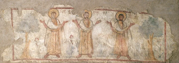 Wandmalerei, die Heilige beim Gebet darstellt